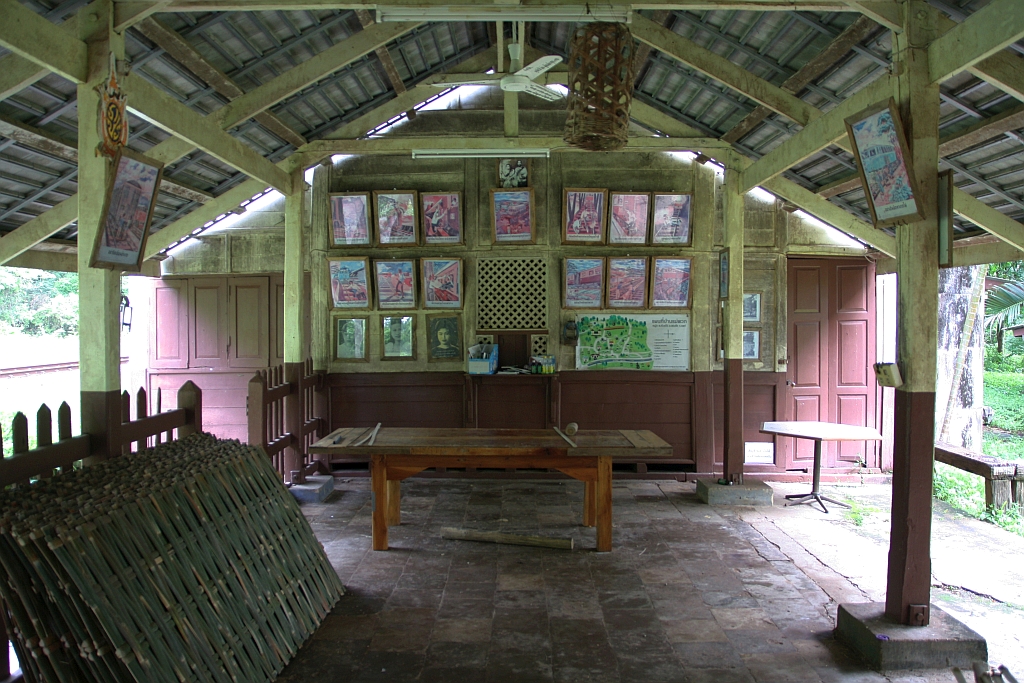 Ehemalige Fahrkartenschalter im Wartebereich des 1919 in Betrieb genommenen Aufnahmsgebäude der Mae Phuak Station am 30.Mai 2025. - Heute ist die Mae Phuak Station eine unbesetzte Haltestelle mit 2 Zughalten pro Tag.