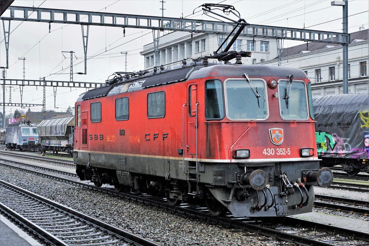 Ehemalige Lokomotiven der SÜDOSTBAHN/SOB in Zofingen am 19. Februar 2020.
SBB CARGO Re 430 352-2 mit noch leicht erkennbarer SOB-Aufschrift auf die Weiterfahrt als Lokzug wartend.
Leicht erkennbar im Hintergrund ist die EDG Re 446 017-6.
Im Jahre 1994 hat sich die SBB entschlossen die vier im Fahrzeugpark exotischen Re 4/4 IV gegen die vier Re 4/4 III der SOB zu tauschen. 
Foto: Walter Ruetsch
 
