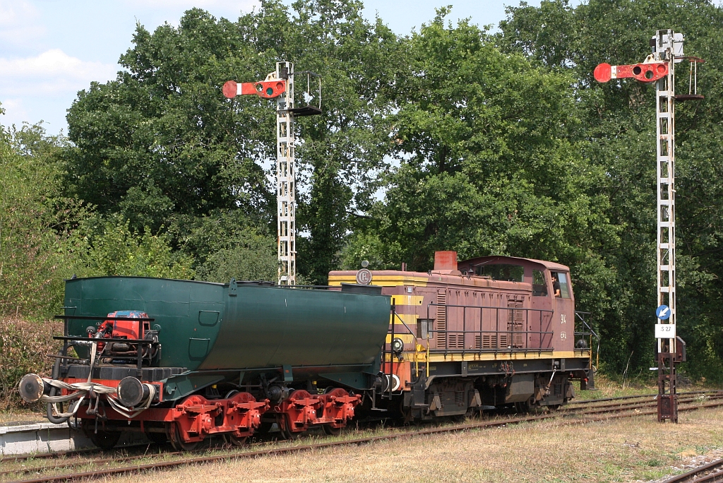 Ehemalige SNCF BB 63123 als CFL 914 mit dem, zum L�schwagen umgebauter Wannentender Type 2’2’ T30 der CFV3V, am 25.Juli 2026 im Gare de Treignes.