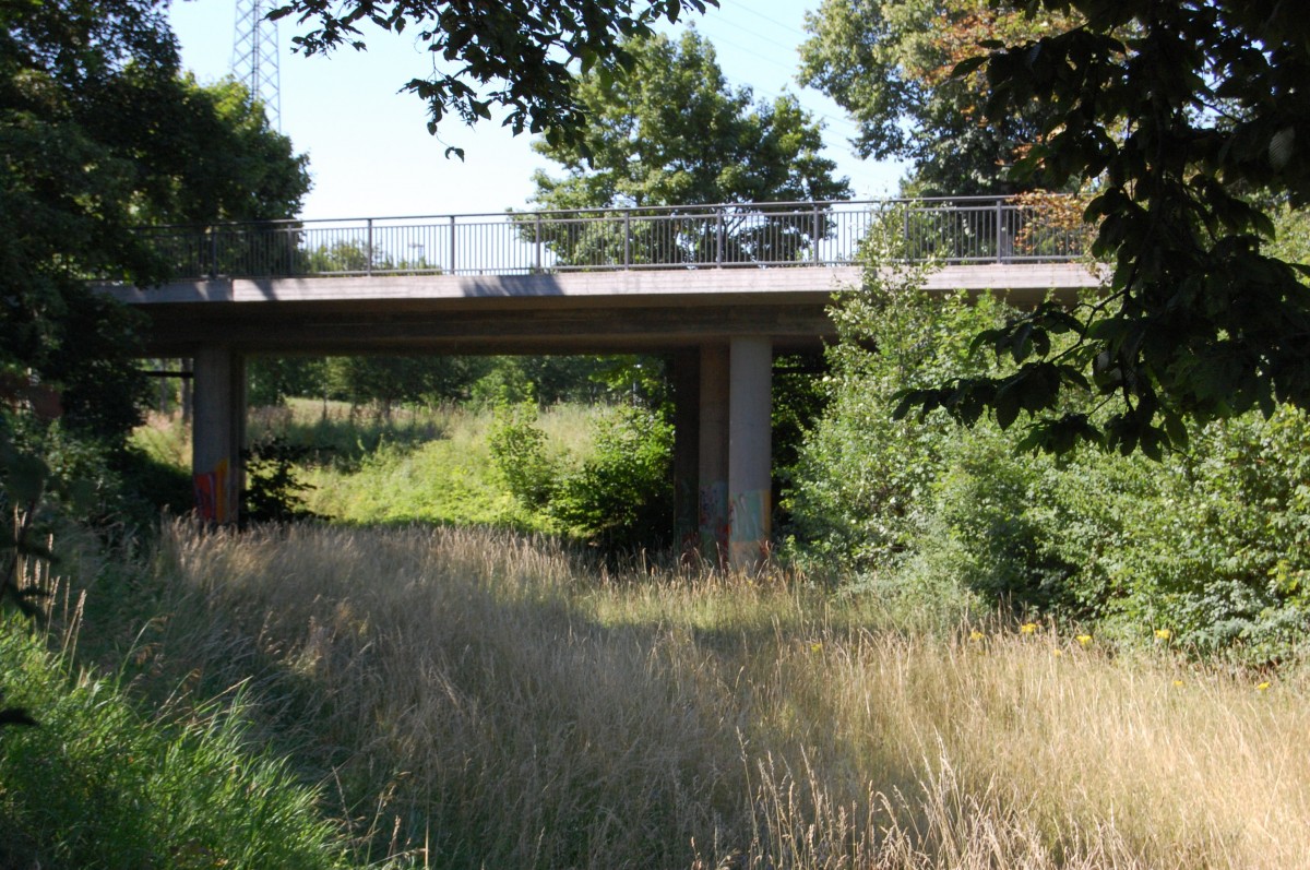 Ehemalige Trasse der Stuttgarter Straßenbahn (Linie 6) am 10. Juli 2015 mit der Unterführung zwischen Echterdingen und Leinfelden.