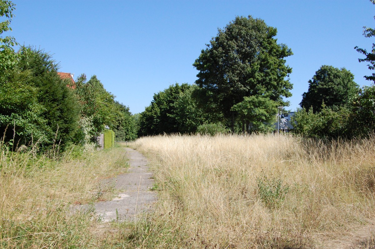 Ehemalige Trasse der Stuttgarter Straßenbahn (Linie 6) am 10. Juli 2015 am alten Bahnsteig der Station Gymnasium.