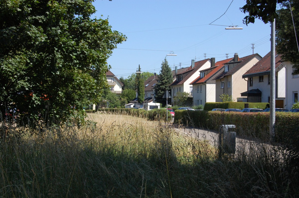 Ehemalige Trasse der Stuttgarter Straßenbahn (Linie 6) am 10. Juli 2015 in Echterdingen an der Station Hinterhof.