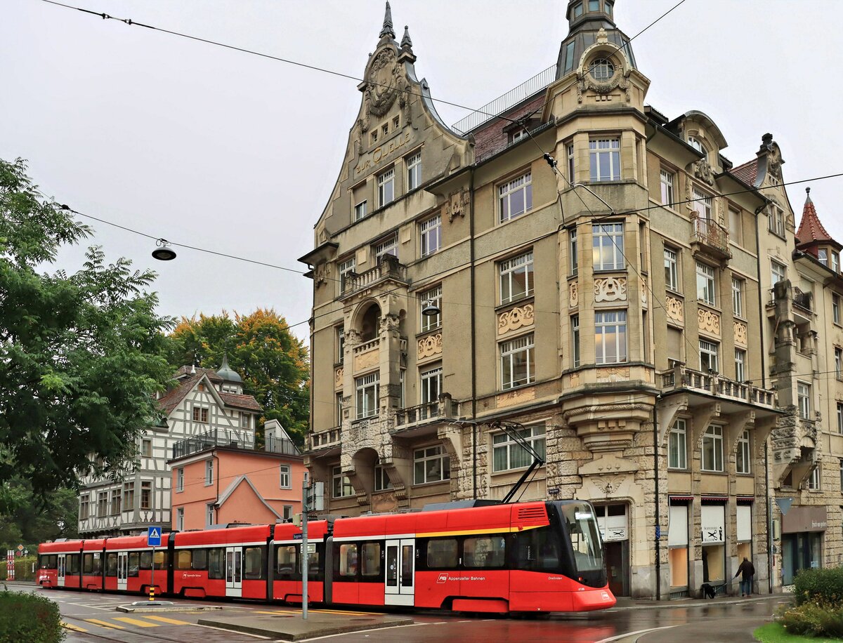 Ehemalige Trogenerbahn, heute Appenzellerbahnen Linie S29: Tramwagen 4005 vor dem imposanten Bau am Spisertor, St.Gallen. Man sieht, wie die (verdeckten) Räder dieser Stadler-Wagen gerade nicht in Mini-Bauweise gehalten sind. Diese Tango-Züge ABe8/12 bestehen aus zwei dreiteiligen Zugshälften. 5.Oktober 2021 
