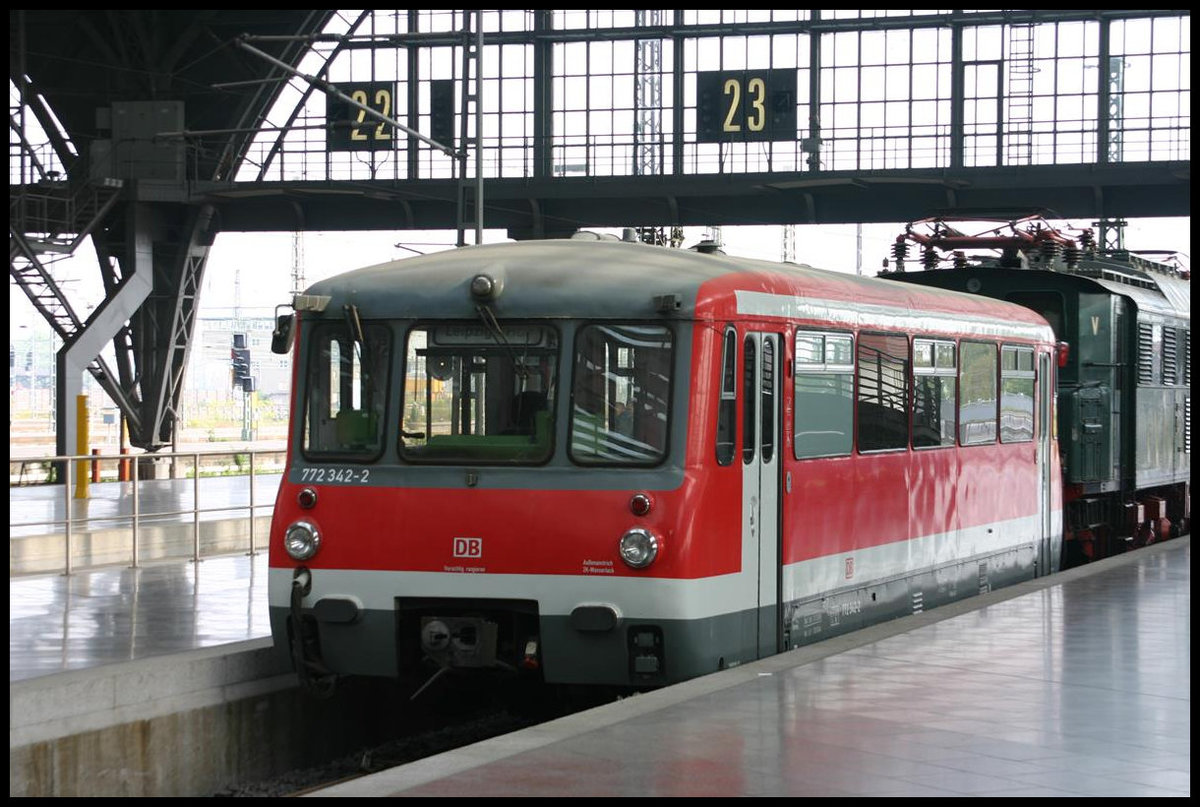 Ehemaliger DR Triebwagen hier in neuester DB Lackierung als 772342 Museumsfahrzeug am 26.8.2006 im HBF Leipzig.