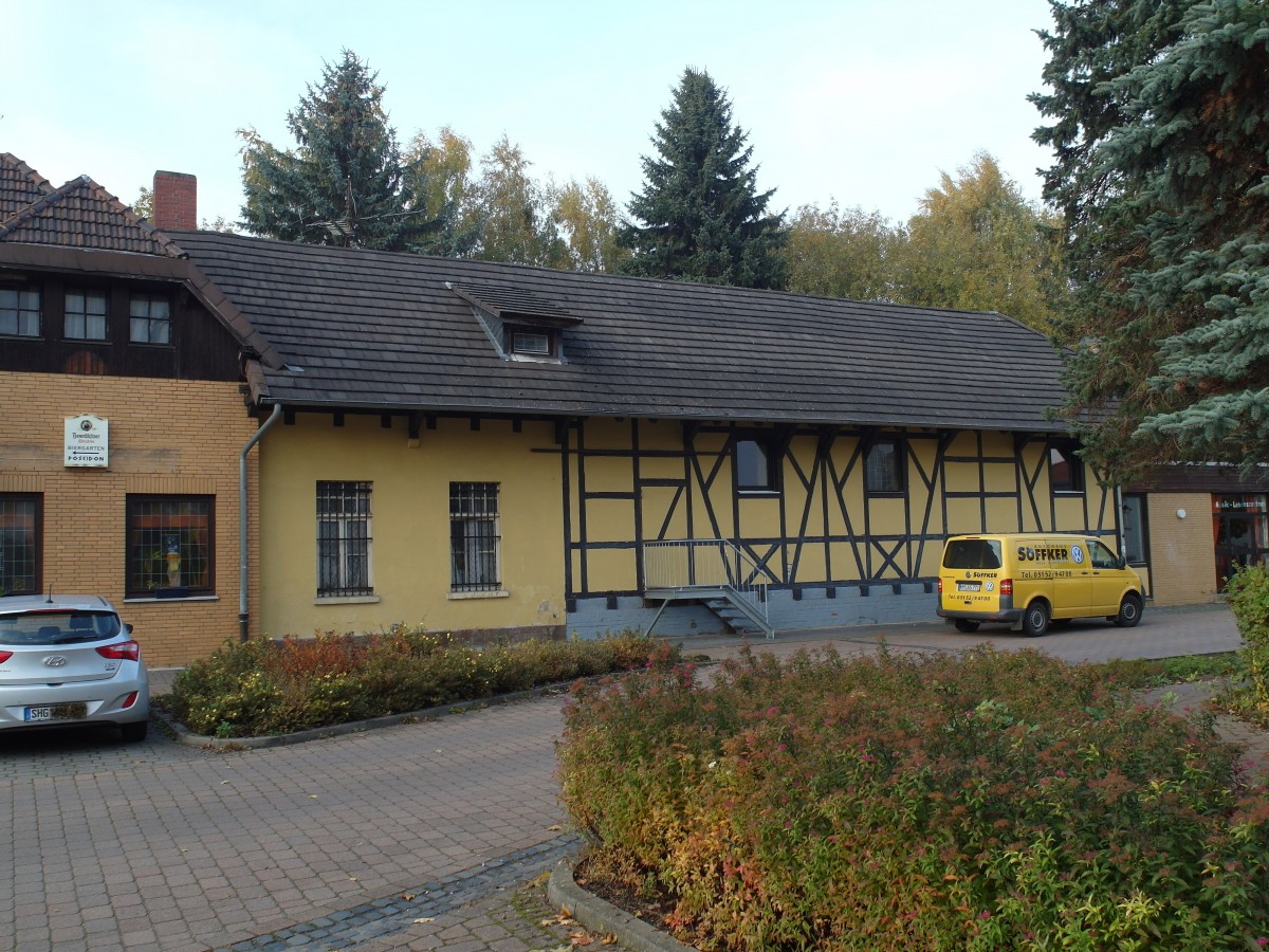 Ehemaliger Güterschuppen am alten Bahnhof  Bad Nenndorf Bad  an der Kramerstraße (ehemalige Sünteltalbahn Bad Münder - Bad Nenndorf), ex KBS 212d; Foto vom 28.10.2015
