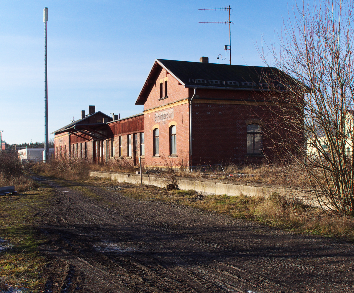 Ehemaliger Inselbahnhof Schönberg/Vogtland - Bis zum Bau der 1888 eröffneten Bahnstrecke nach Schleiz war in Schönberg nur eine unbedeutende Station an der Bahnstrecke Leipzig - Hof vorhanden. Ab 1886 entstanden ein einstöckiges Empfangsgebäude, ein Heizhaus und ein Kohleschuppen. Ein Güterschuppen war schon seit 1875 vorhanden. Mit dem Bau der Hirschberger Strecke wurde der Bahnhof Anfang des 20. Jahrhunderts nochmals vergrößert. Letztmals wurde der Inselbahnhof in den 1990er Jahren nennenswert umgebaut. Nach Ende des Personenverkehrs nach Hirschberg kurz nach der Wende wurde aus der Inselbahnhof der auch ein Trennungsbahnhof ist seines Inselcharakters enthoben.
Das Gleis 1 (Richtungsgleis Hof - Plauen - Leipzig wurde auf die andere Seite des Gebäudes verlegt. 
Der Hauptzugang zum Bahnhof lag immer schon auf der anderen Seite der Gleisanlagen die durch einen Tunnel verbunden sind.
Die Gleise 1,2 und 3 dienen noch dem Personenverkehr, wobei Gleis 3 meist den Ferkeltaxen Sonderfahrten der Wisentatalbahn nach Schleiz vorbehalten ist.
Der Bahnhof Schönberg liegt an den Bahnstrecken 6362 Leipzig - Hof / 6657 Schönberg - Hirschberg und 6656 Schönberg - Schleiz. - 31.12.2013
