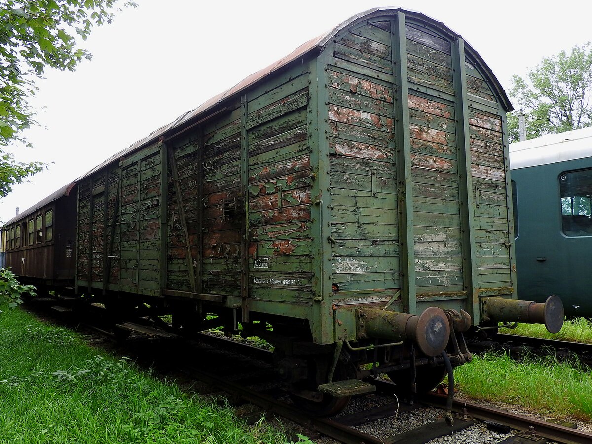ehemaliger ÖBB-Materialwagon d.Streckenleitung Wien-FJBf ist nun am Bhf. Timelkam hinterstellt; 210829