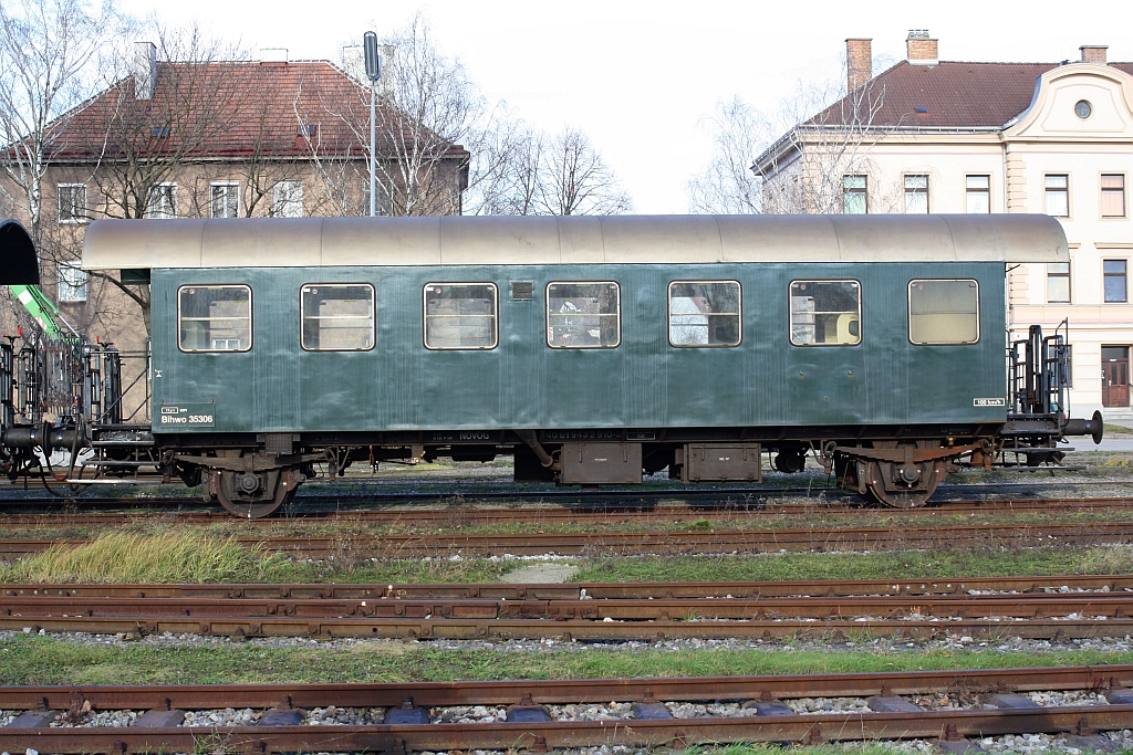 Ehemaliger ÖBB und nunmehriger NÖVOG 40 81 9432 910-3, angeschrieben mit seiner einstigen Bezeichnung Bihwo 35306 am 21.Dezember 2014 im Bf. Mistelbach Lokalbahn.