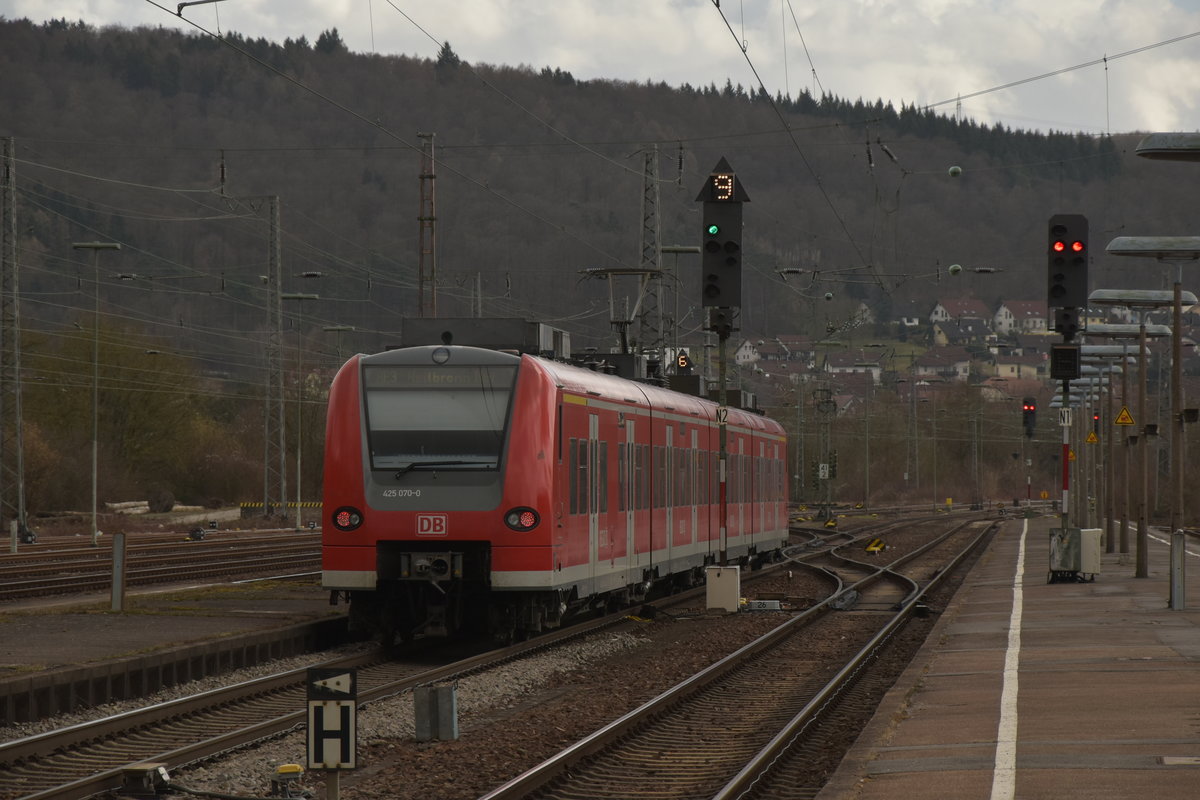 Ehemaliger Rhein-Ruhr-Quietschi 425 070 als RE3 nach Heilbronn verlässt hier gerade Neckarelz.