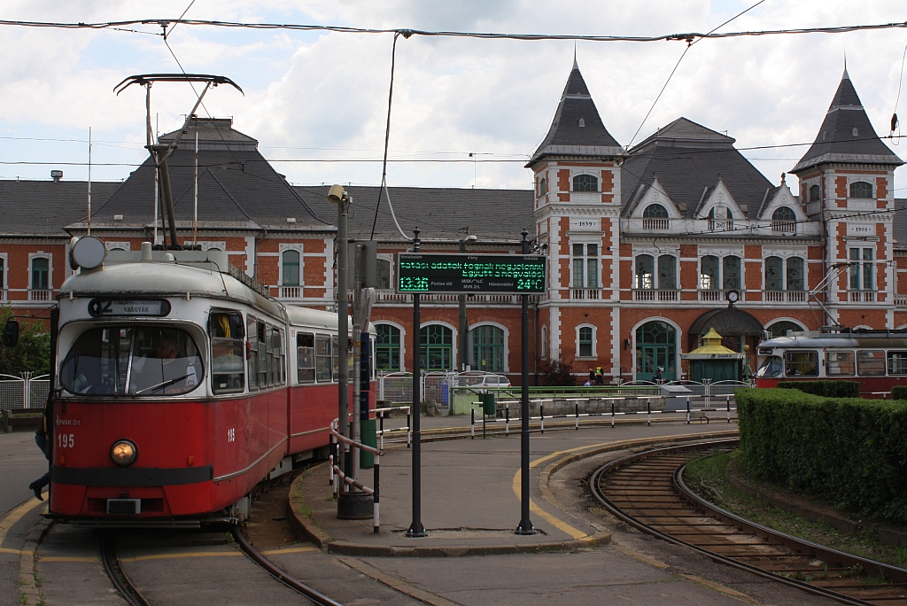 Ehemaliger wiener Triebwagen  Type E , nunmehr bei der Strassenbahn Miskolc (MVK) als 195 bezeichnet, am 29.April 2014 auf Linie 2 in der Endstelle Tiszai pu.