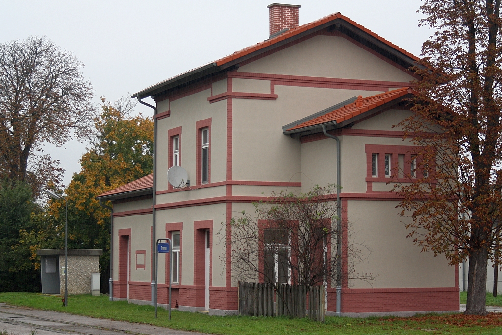 Ehemaliges Aufnahmsgebäude des _Bf. Trumau am 17.Oktober 2014.