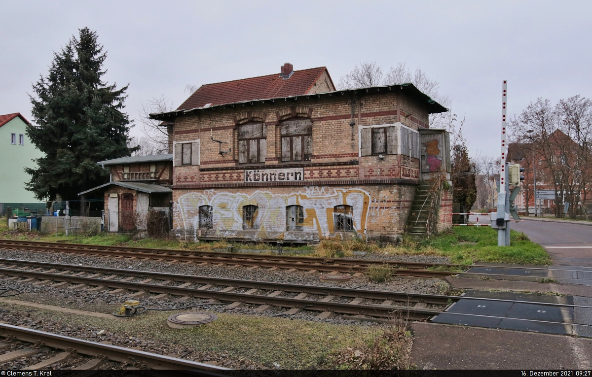 Ehemaliges mechanisches Weichenwärter-Stellwerk  Kw  im Bahnhof Könnern an der Köthener Straße, Außertriebnahme Januar 2000.

🕓 30.8.2021 | 9:27 Uhr
