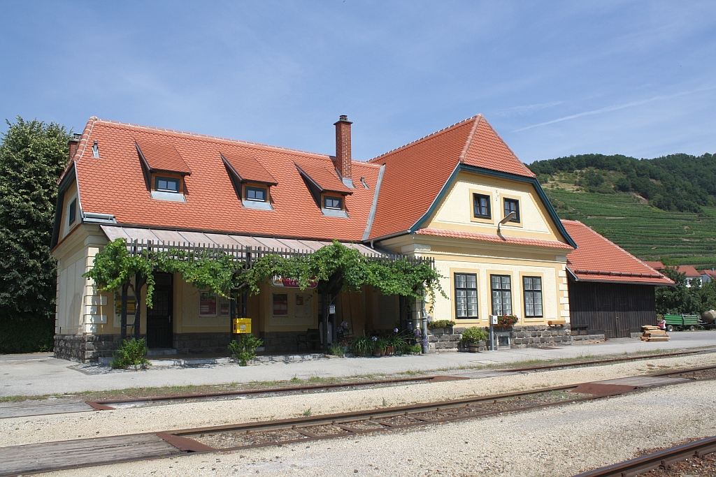Ehemaliges ÖBB, nunmehr NÖVOG-Aufnahmsgebäude des Bf. Weissenkirchen i.d. Wachau am 19.Juli 2015.