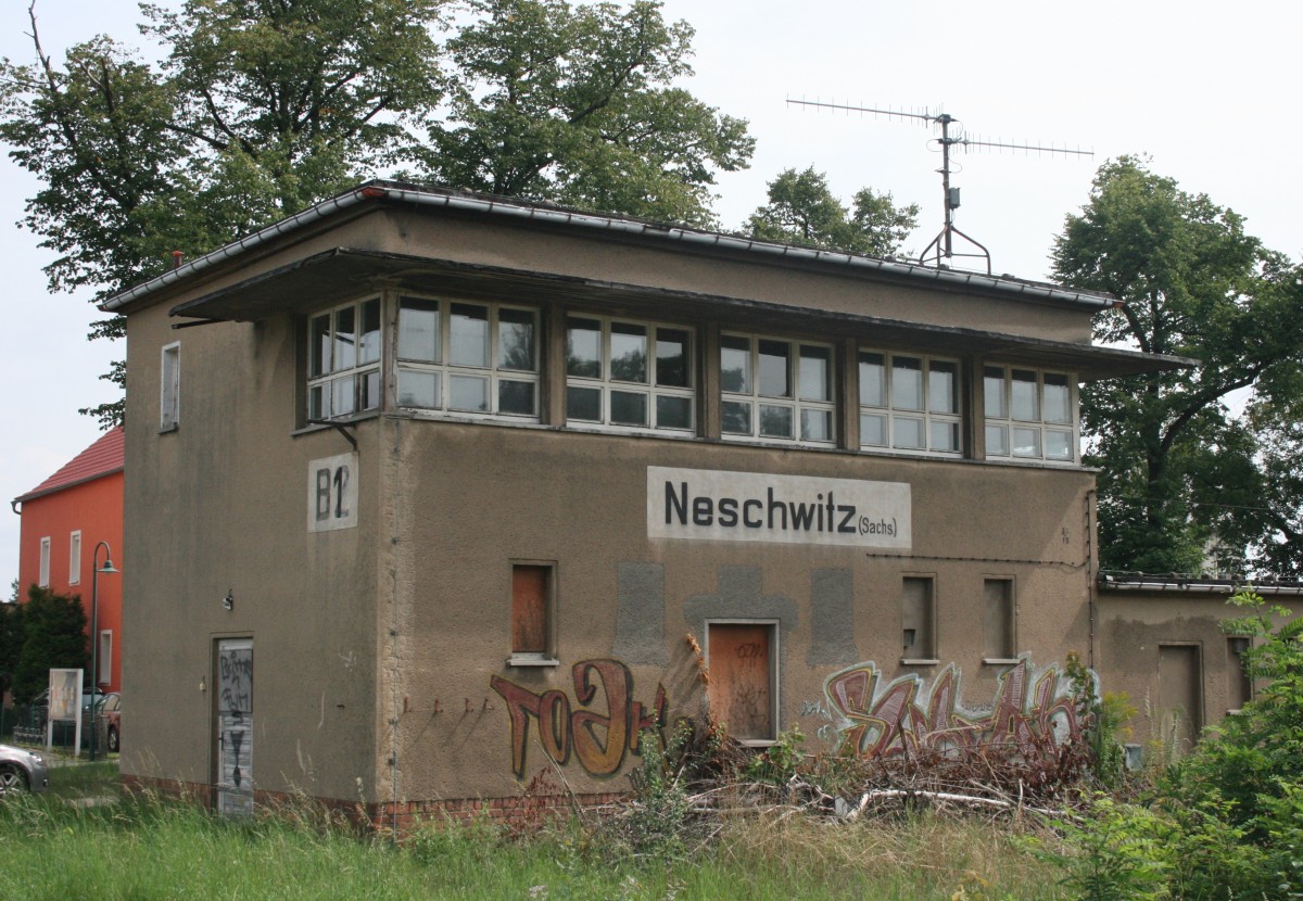Ehemaliges Stellwerk  B1  im Bahnhof Neschwitz (Sachs) an der zum 31.05.2002 stillgelegten und inzwischen weitgehend abgebauten Strecke Bautzen–Caminau(–Knappenrode), aufgenommen am 04.08.2014