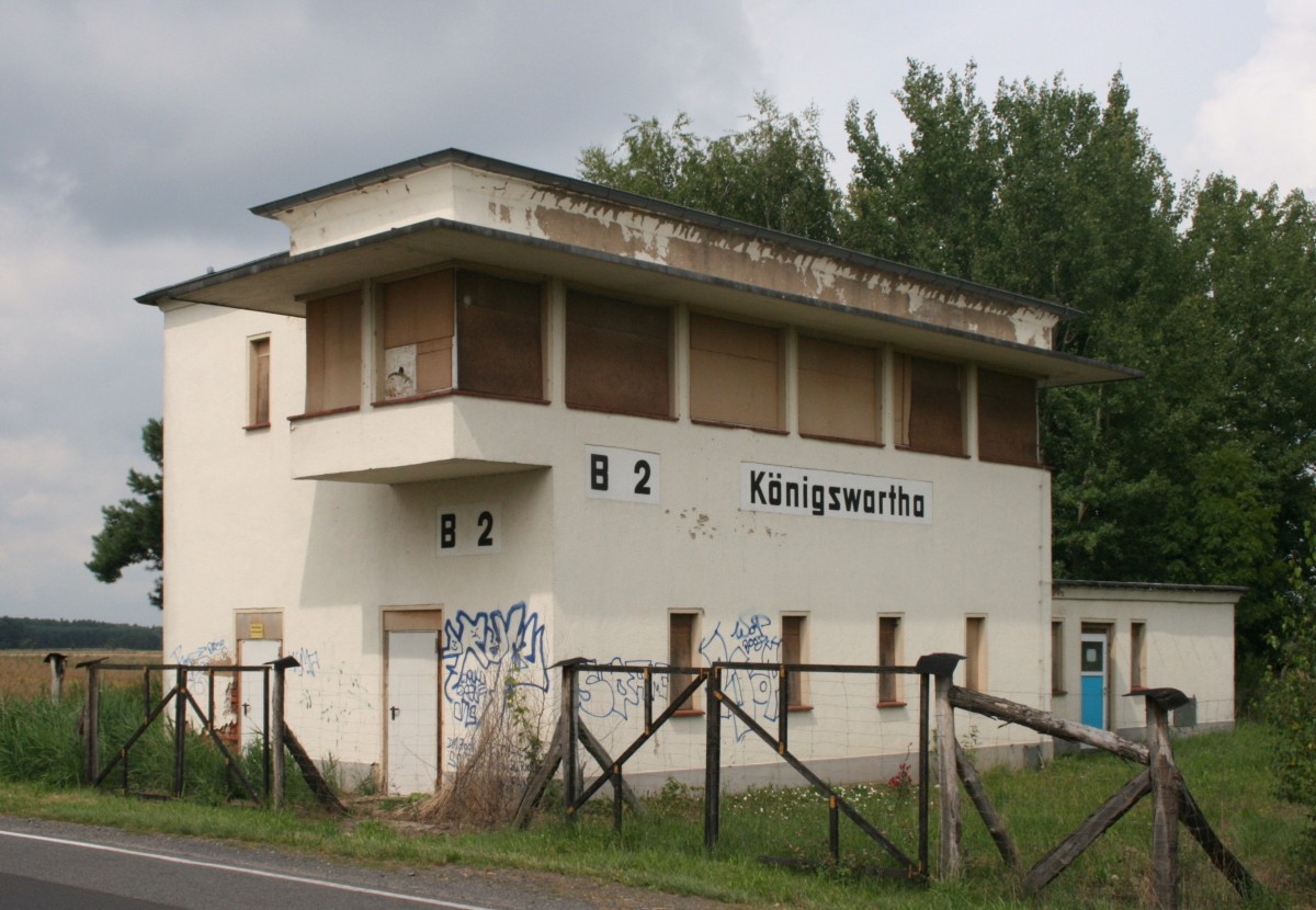 Ehemaliges Stellwerk  B2  im Bahnhof Königswartha an der zum 31.05.2002 stillgelegten und inzwischen weitgehend abgebauten Strecke Bautzen–Caminau(–Knappenrode), aufgenommen am 04.08.2014
