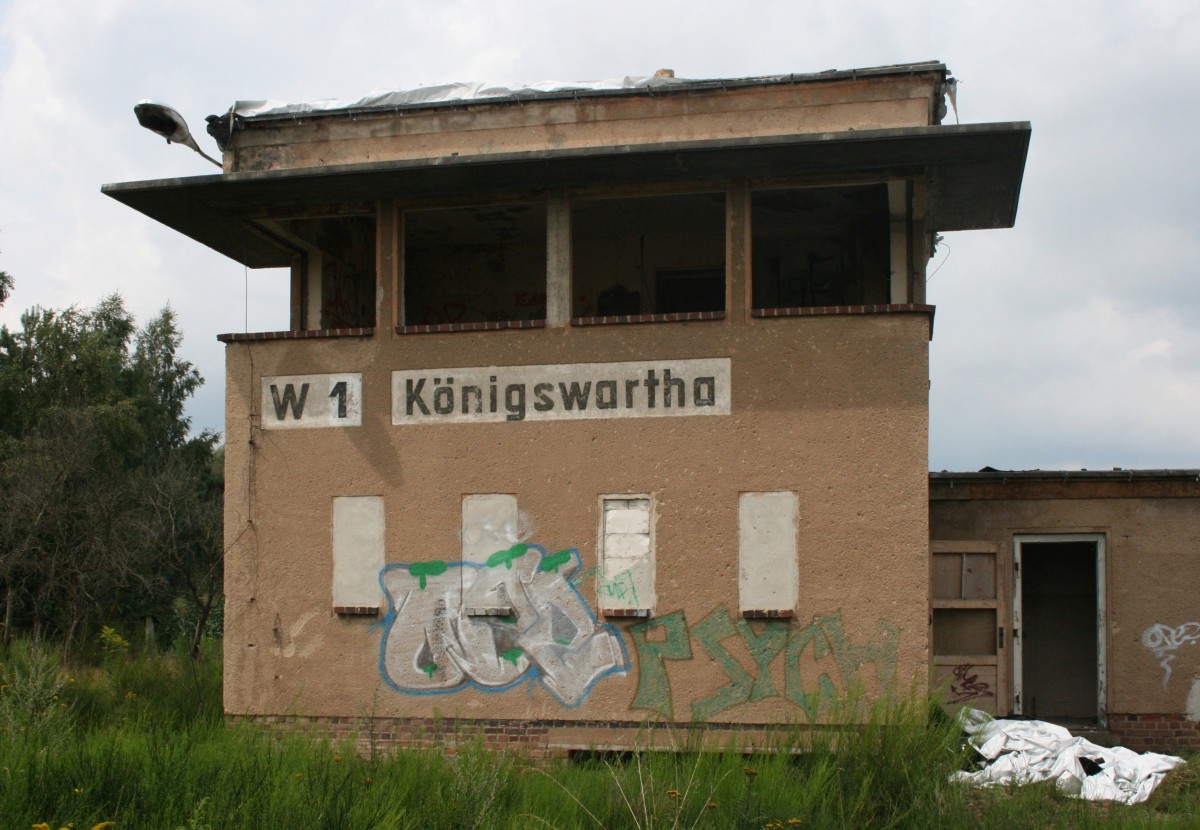 Ehemaliges Stellwerk  W1  im Bahnhof Königswartha an der zum 31.05.2002 stillgelegten und inzwischen weitgehend abgebauten Strecke Bautzen–Caminau(–Knappenrode), aufgenommen am 04.08.2014