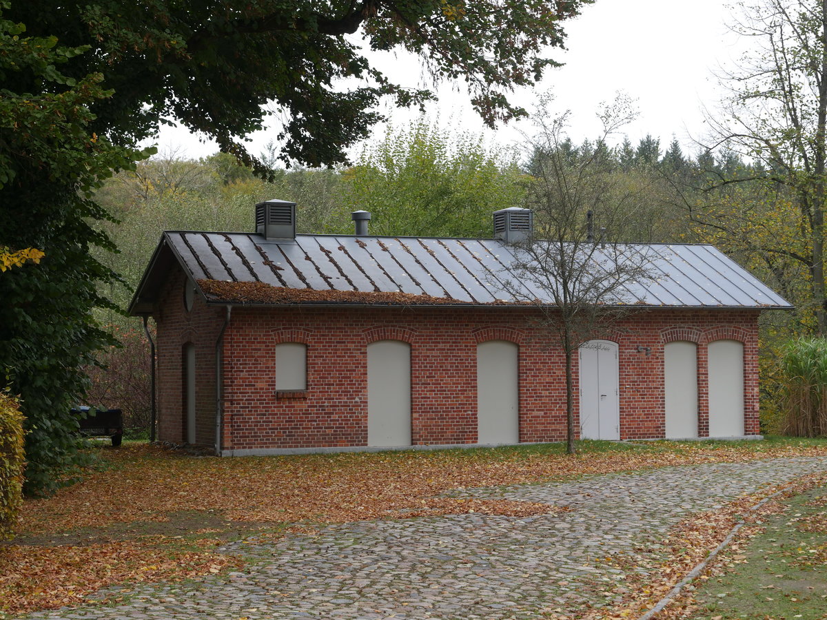 Ehemaliges Toilettenhäuschen am Bahnhof Friedrichsruh (Strecke Berlin - Hamburg); derzeit befindet sich das Archiv der Otto-von-Bismarck-Stiftung darin; 24.10.2018
