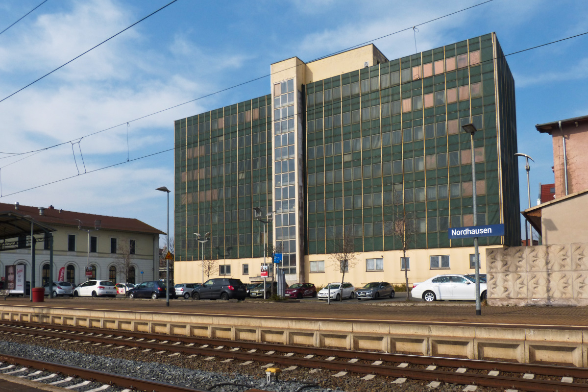 Ehemaliges Verwaltungsgebäude der Reichsbahn am Bahnhof Nordhausen. Erbaut Ende der 70er / Anfang der 80er Jahre, seit der Wende leerstehend. Weil es im Vergleich zum Umfeld damals schon modern und vorallem überdimensioniert wirkte, nannte man es damals schön  Grünes Ungeheuer.  Vor kurzem hat man es vorsichtshalber vor eventuell herunterfallenden Teilen verkleidet. Ein aktueller Zeitungsartikel dazu: http://nnz-online.de/news/news_lang.php?ArtNr=166499 17.03.2015