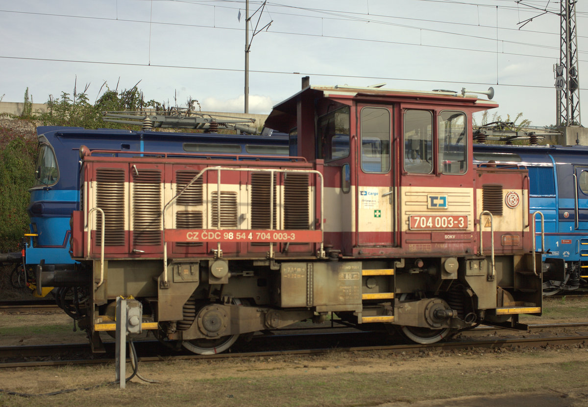 Eher abgestellt und nicht ausgestellt die 704 003 zum Národní den železnice 2018 in Budweis. 22.09.2018  14.53 Uhr.