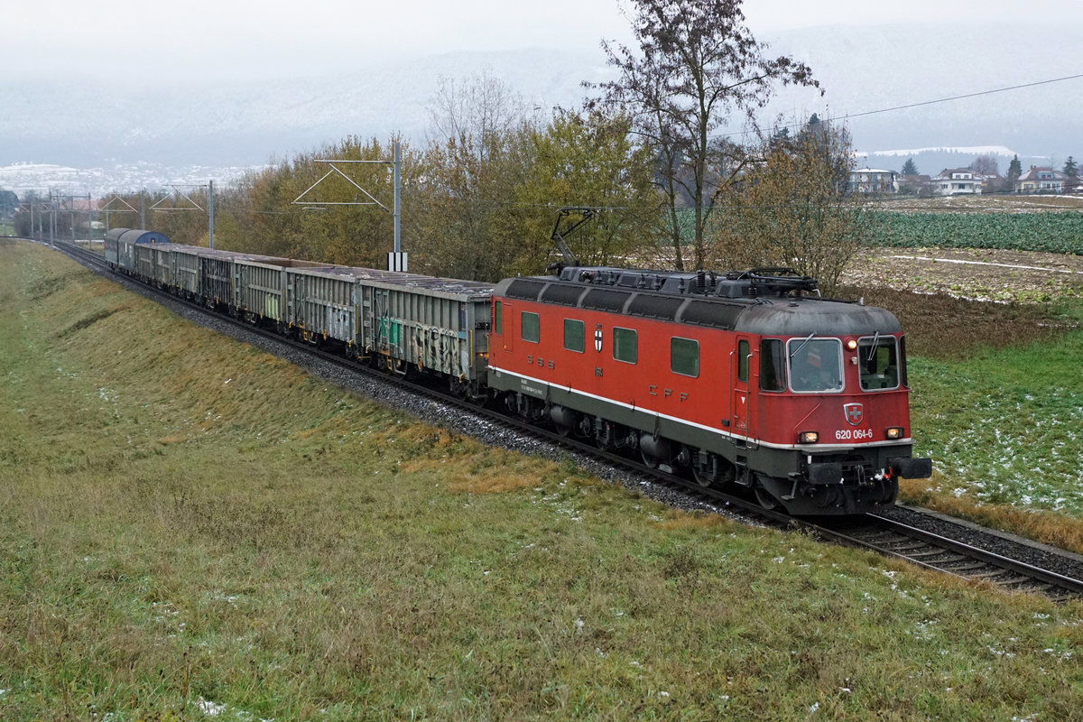 Eher ein seltener übermotorisierter Schrottzug zum Stahlwerk Gerlafingen mit der Re 620 064-6  Köniz  bei Biberist am 2. Dezember 2020.
Foto: Walter Ruetsch 