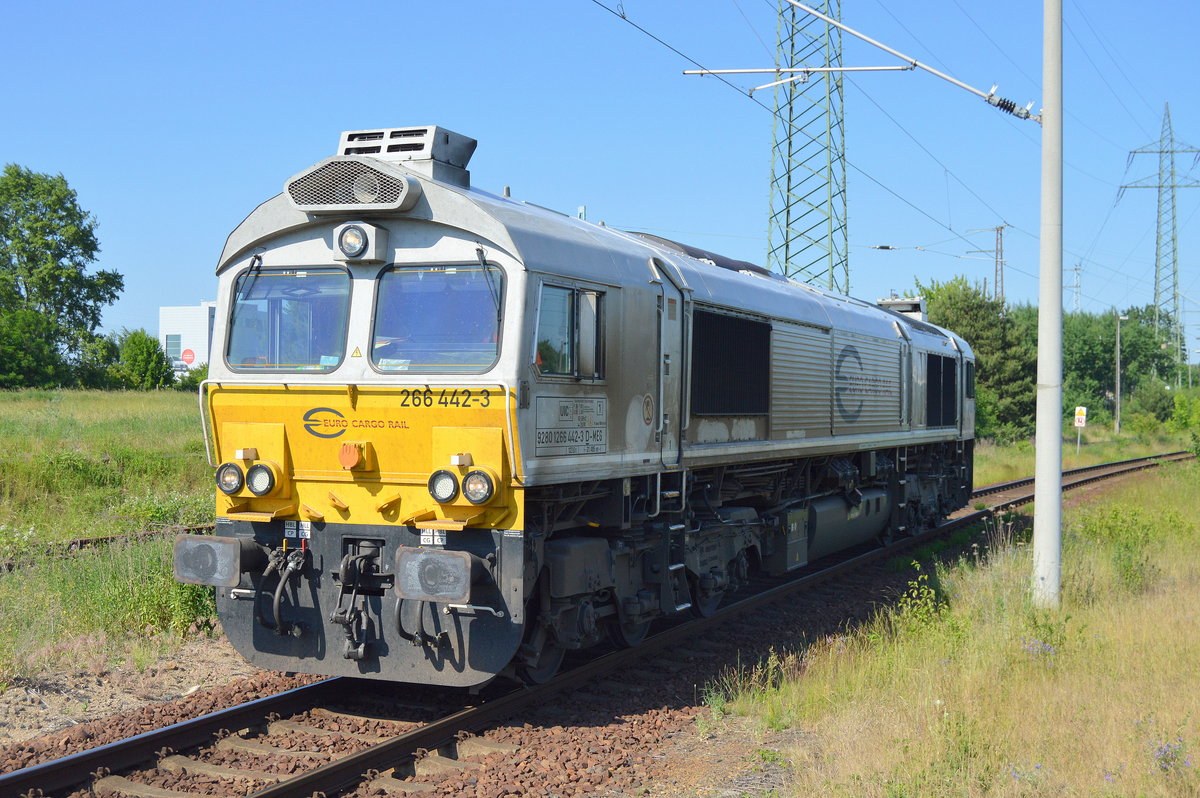 Eher gegenwärtig ungewöhnlich fuhr die MEG Lok 266  442-3 (9280 1266 442-3 D-MEG) auf dem Außengleis durch den Bf. Flughafen Berlin-Schönefeld, 29.05.18