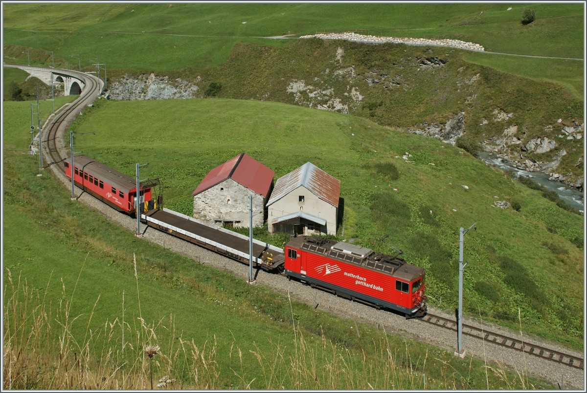 Eher selten in der freien Natur zu sehen: Die MGB Autotunnelzuglok Ge 4/4 N° 81  Wallis  auf der Fahrt von Andermatt nach Realp kurz nach Hospental.
29. August 2013