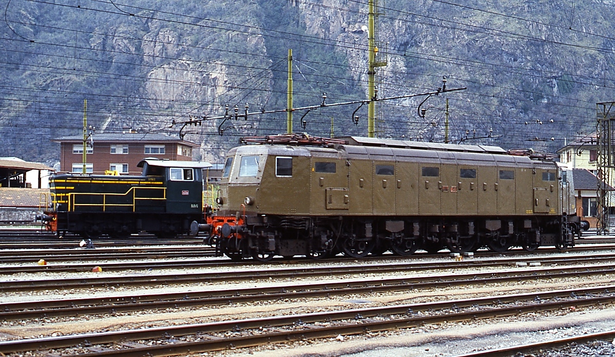 Eher selten kamen die mächtigen (2'Bo)(Bo2')-Lokomotiven der Serie 428 nach Bozen/Bolzano. Im April 1985 hat es eine Maschine der zweiten Serie (428.123-203  Semi-Aerodinamica ) aber bis dorthin geschafft und wartet nun auf die nächsten Aufgaben. 