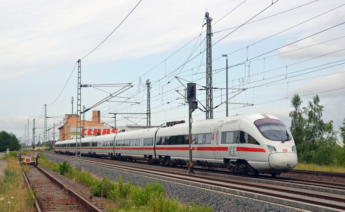 Eher selten sind die ICE der Reihe 411 sauber anzutreffen. Recht sauber rollt am 08.07.15 ein ICE-T als ICE 1514 auf dem Gegengleis durch Landsberg(b. Halle) Richtung Bitterfeld.