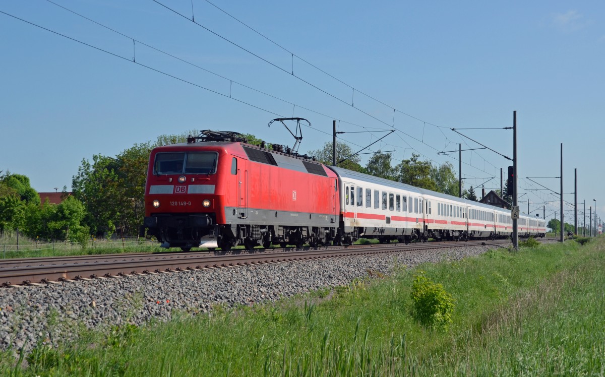 Eher selten sind Loks der Baureihe 120 vor den IC auf der Strecke Magdeburg-Leipzig anzutreffen. Am 10.05.14 zog 120 149 den IC 2235 von Emden nach Leipzig durch Braschwitz.