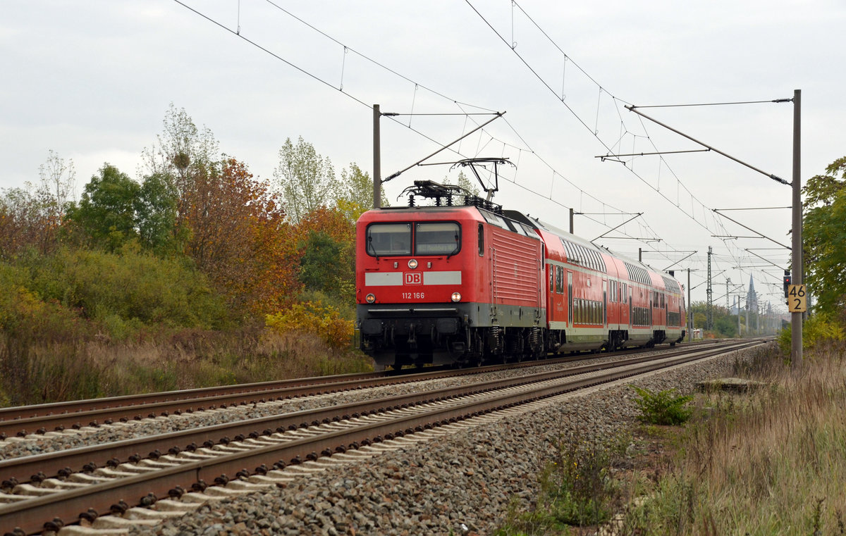 Eher selten sind seit der Umstellung des RE 13 Leipzig-Magdeburg auf Talent2 lokbespannte Doppelstockzüge zu sehen. Am 23.10.16 jedoch war 112 166 mit einem RE nach Magdeburg in Greppin unterwegs.