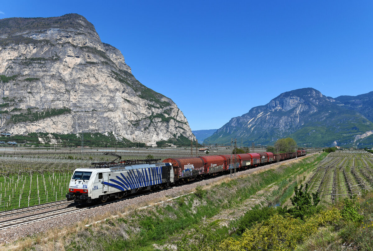 Eher ungewöhnlich für die Bespannung des GAG 44121 von München Nord nach Brescia ist eine Lok der Baureihe 189. Zumeist wird der schwere Stahlzug, der aufgrund seines Gewichts in zwei Teilen über den Brenner verkehrt, auf italienischer Seite von einer EU43 von RTC befördert. Am 28. April 2022 war allerdings das blaue Zebra 189 914 vor dem unter Eisenbahnern und -freunden scherzhaft  Big Mac  genannten Güterzug zu sehen. Bei Salurn im Etschtal lag die Leistung gut im Licht. 