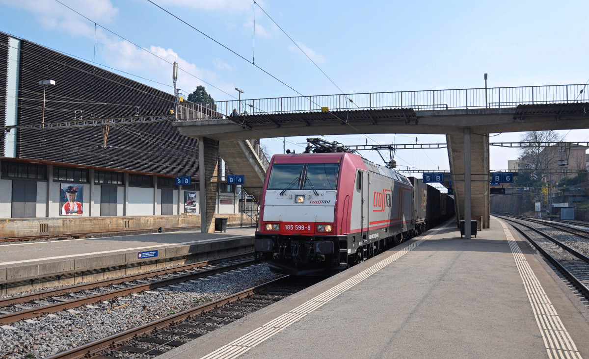 Eher ungewohntes Bild eines Crossrail-Güterzuges mit der 185 599-8 im Bahnhof Thalwil, welcher vom Gotthard kommend über Zug-Zürich umgeleitet wurde. Gruss an dieser Stelle an den netten Lf zurück! 19.03.2015