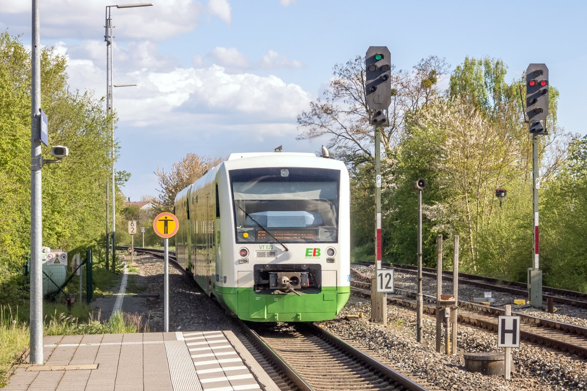 EiB-VT 003 und 023 verließen am 4.5.16 den neuen Haltepunkt Oberwerrn mit  Hp1  Richtung Schweinfurt.  