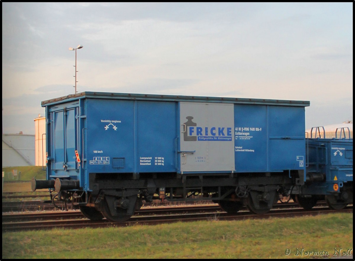 Eichbeiwagen der Firma Fricke mit Prfgewichte fr Gleiswaagen, abgestellt auf den Gleisen der Tankfarm Hestya. Wilhelmshaven 22/01/2013