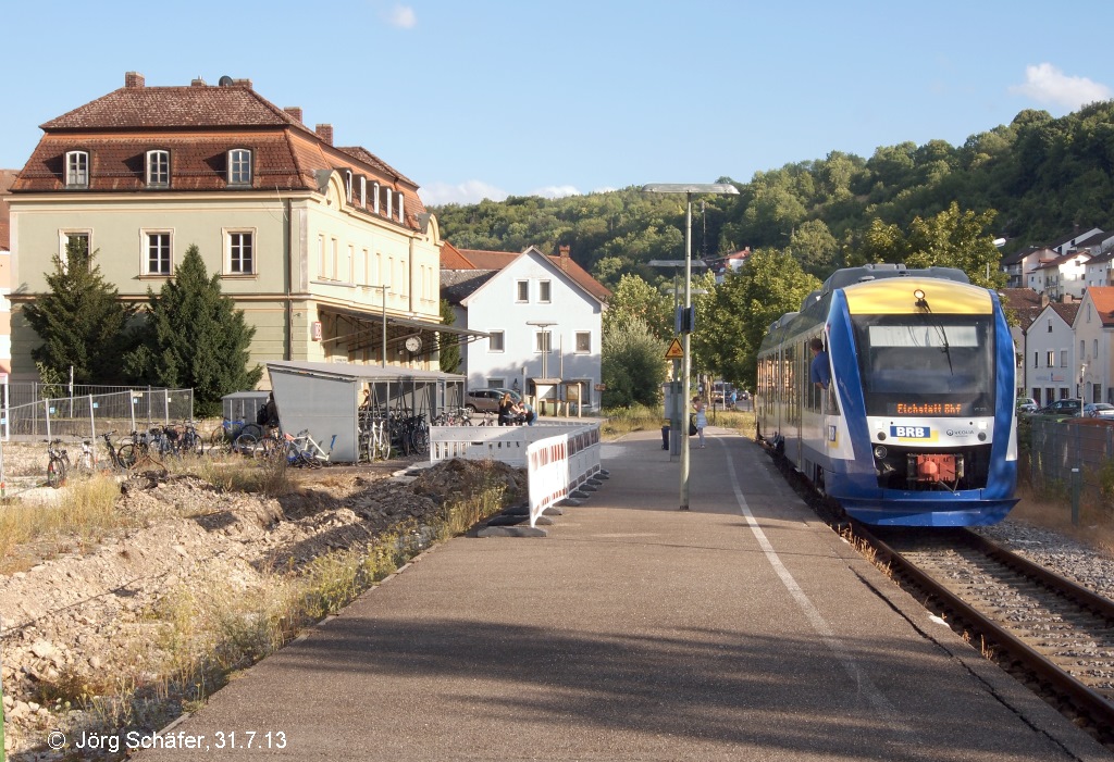 Eichsttt Stadt am 31.7.13: Der Triebwagenfhrer schaut noch einmal auf den Bahnsteig, bevor er den BRB-VT 215 fr die Rckfahrt nach Eichsttt Bahnhof startet.