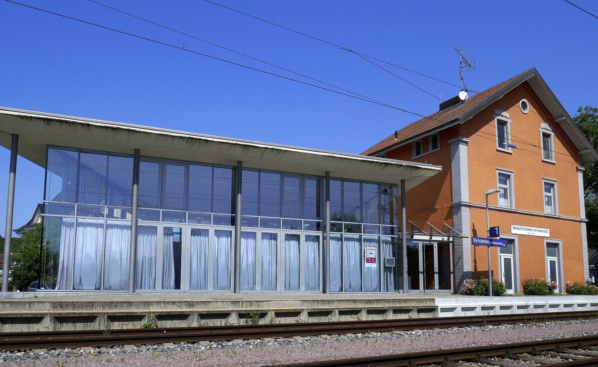 Eichstetten am Kaiserstuhl, der Bahnhof der Kaiserstuhlbahn von der Gleisseite gesehen, Aug.2021