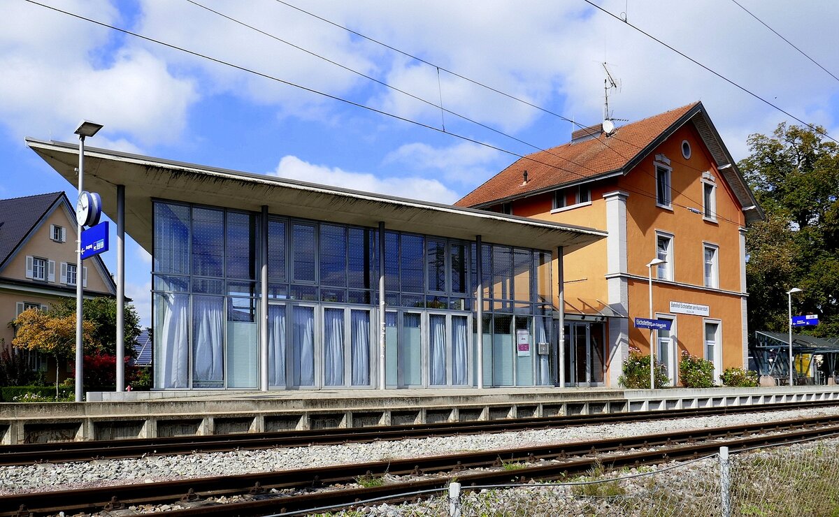 Eichstetten am Kaiserstuhl, das Bahnhofsgebäude der Kaiserstuhlbahn von der Gleisseite, Sept.205