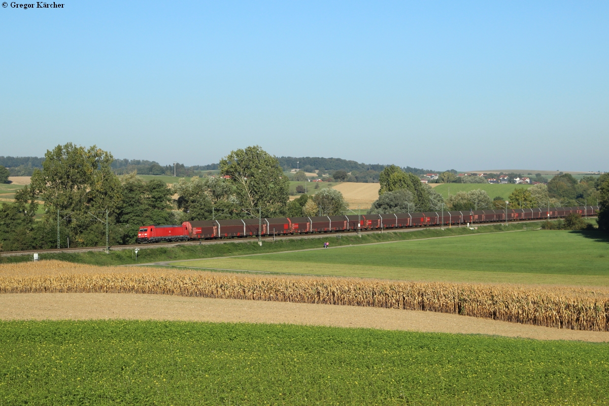 Eien BR 185 mit einem leere Automobillogistikzug Richtung Stuttgart bei Gondelsheim, 02.10.2015.