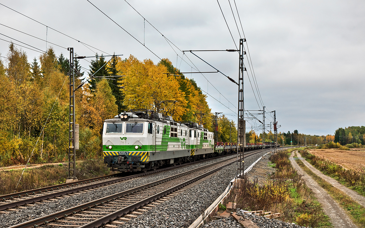 Eien Doppeltraktion der Sr 1 Lokomotiven 3057 / 3064 fährt mit einem leeren Stahlcoilzug in Akaa nach Norden vorüber.Bild 1.10.2017 