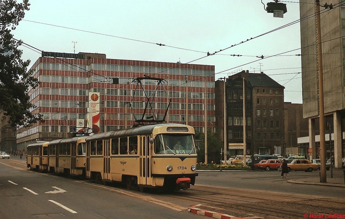 Eien Tatra-Wagen-Garnitur mit Tw 1702 an der Spitze fhrt im Oktober 1978 in Richtung Hauptbahnhof