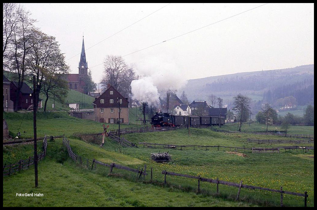 Eiens der bekanntesten Foto Motive der Fichtelberg Bahn: Am 6.6.1991 verläßt hier 991788 mit dem P 74311 um 13.05 Uhr Hammerunterwiesenthal und macht sich auf den Weg zum Endbahnhof Oberwiesenthal.