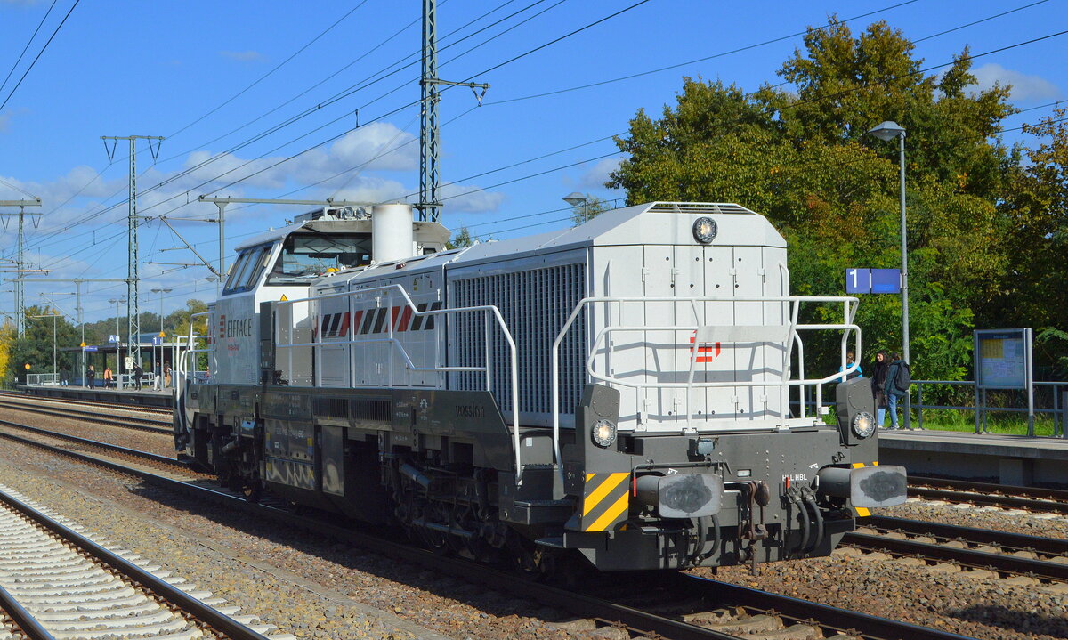 Eiffage Infra-Rail GmbH, Bochum [D] mit ihrer vossloh DE 18 [NVR-Nummer: 92 80 4185 013-4 D-ERD] am 12.10.22 Durchfahrt Bahnhof Golm.
 