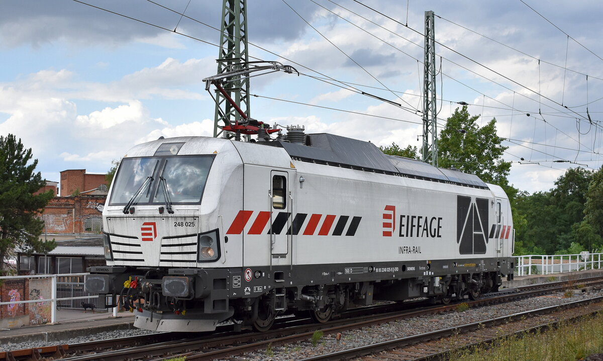 Eiffage Infra-Rail GmbH, Bochum [D] mit ihrer Vectron Dual Lok  248 025  [NVR-Nummer: 90 80 2248 025-9 D-ERD] am 19.07.23 Höhe Bahnhof Magdeburg-Neustadt.
