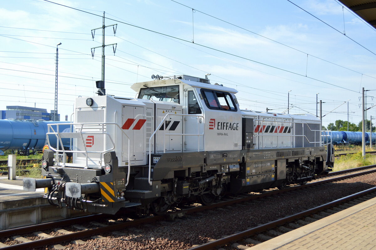 Eiffage Infra-Rail GmbH, Bochum mit der vossloh DE 18 Lok (NVR:  92 80 4185 013-4 D-ERD)  beim Kurzhalt im Bahnhof Bitterfeld am 20.07.22