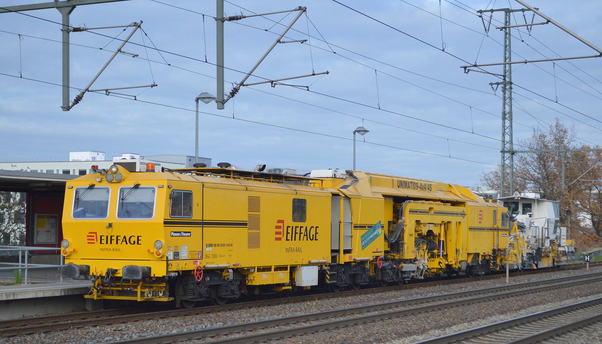 EIFFAGE INFRA-RAIL mit der Plasser& Theurer Universalstopfmaschine Typ UNIMAT 09-4x4/4S (D-ERD 99 80 9121 010-9) und Schotterplaniermaschine am 24.11.20 Durchfahrt Bf. Golm (Potsdam). 