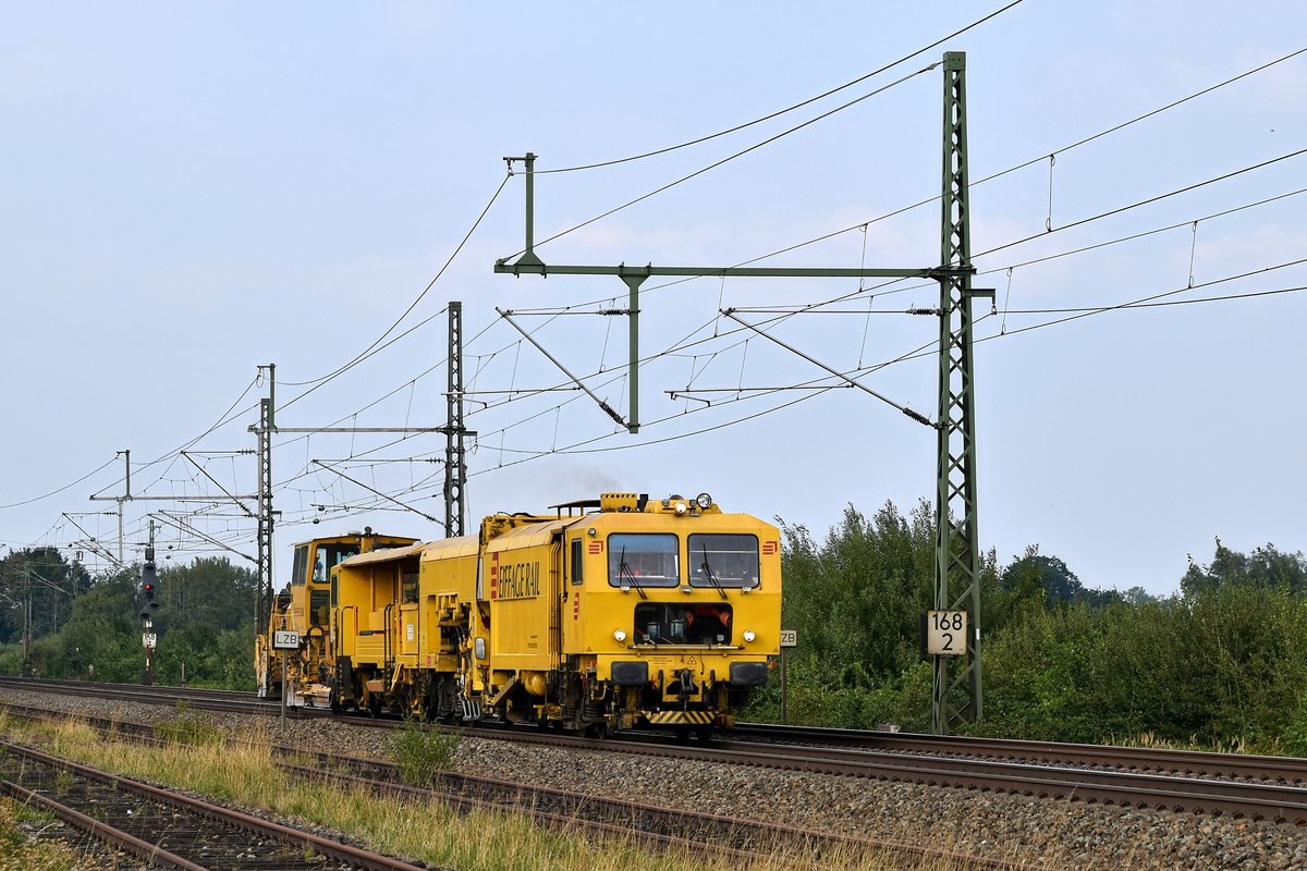 Eiffage-Rail-Gleisbauzug (Gleisstopf- und Schotterplaniermaschine) in Richtung Osnabrück. Man beachte die  Klimaanlage  (bei Diepholz, 03.09.18).
