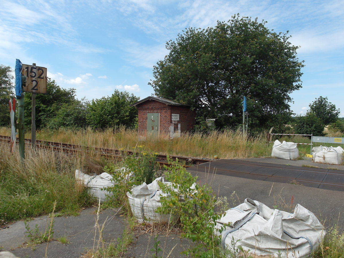 Eigenartig abgesperrt ist der Bahnübergang Buchhorst am km 152,205 der Strecke Lübeck - Büchen - Lauenburg - Lüneburg; 27.06.2014
