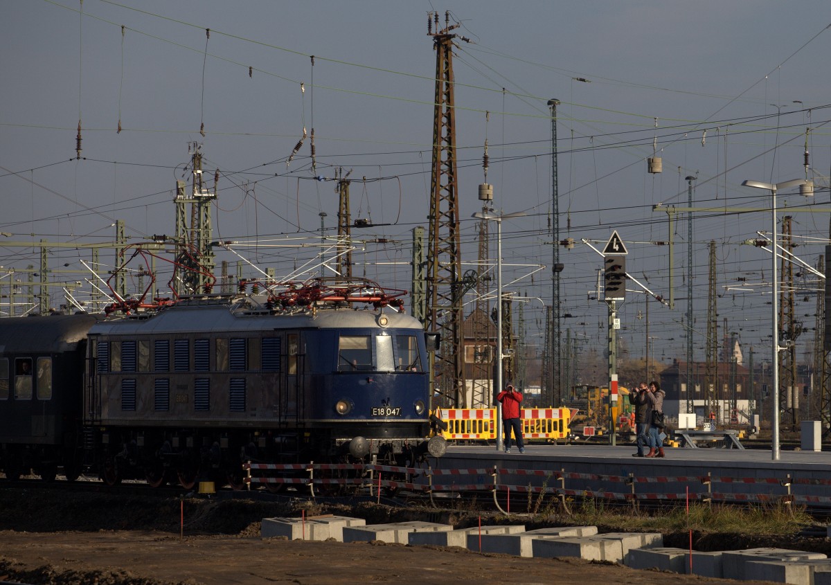Eigenlich warteten fast alle auf den  Rheingoldexpress  , aber E 18 047  ist auch ein Foto wert. E 18 047  bei der Einfahrt Leipzig  Hbf. 06.12.2014 