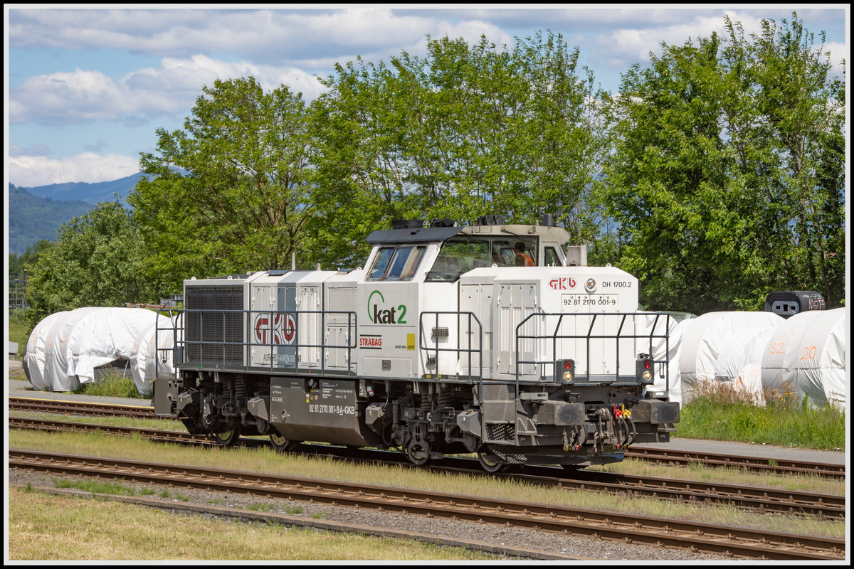 Eigens für die  ARGE KAT2  beklebt ( Koralmbahn Baustelle Abschnitt Tunnel) macht DH 1700.2 Werbung für dieses Mega Projekt. 
Hier im Bahnhof St. Martin im Sulmtal Bergla wartet sie auf die weiterfahrt an diesem strahlenden 27.05.2020