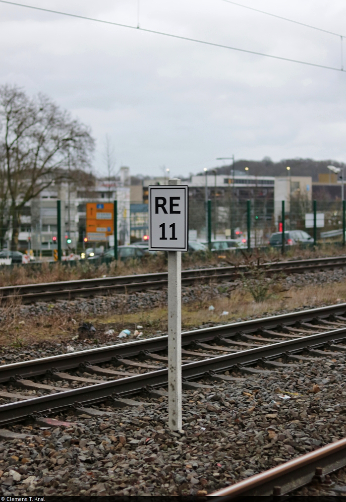 Eigens für den RE11 aufgestellte Haltetafel (Ne 5) im Bahnhof Dortmund-Hörde auf Gleis 2.
Gesehen vom Bahnsteig 3/4.

🕓 16.2.2022 | 17:10 Uhr